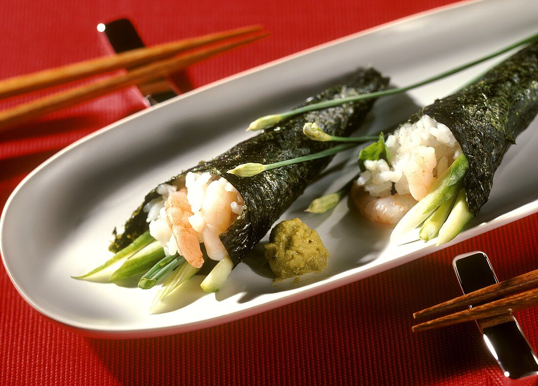 Temaki with shrimps, cucumber and spring onions