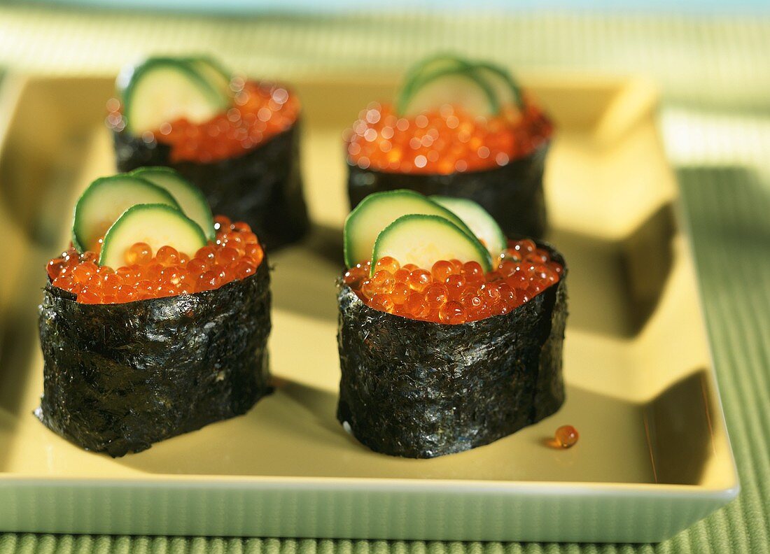 Gunkan-Maki mit Forellenkaviar auf gelber Platte
