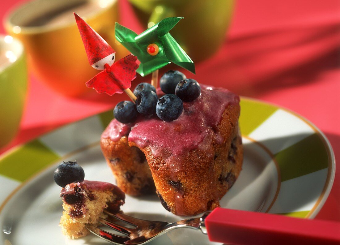Heidelbeer-Muffin mit Partydeko auf Teller