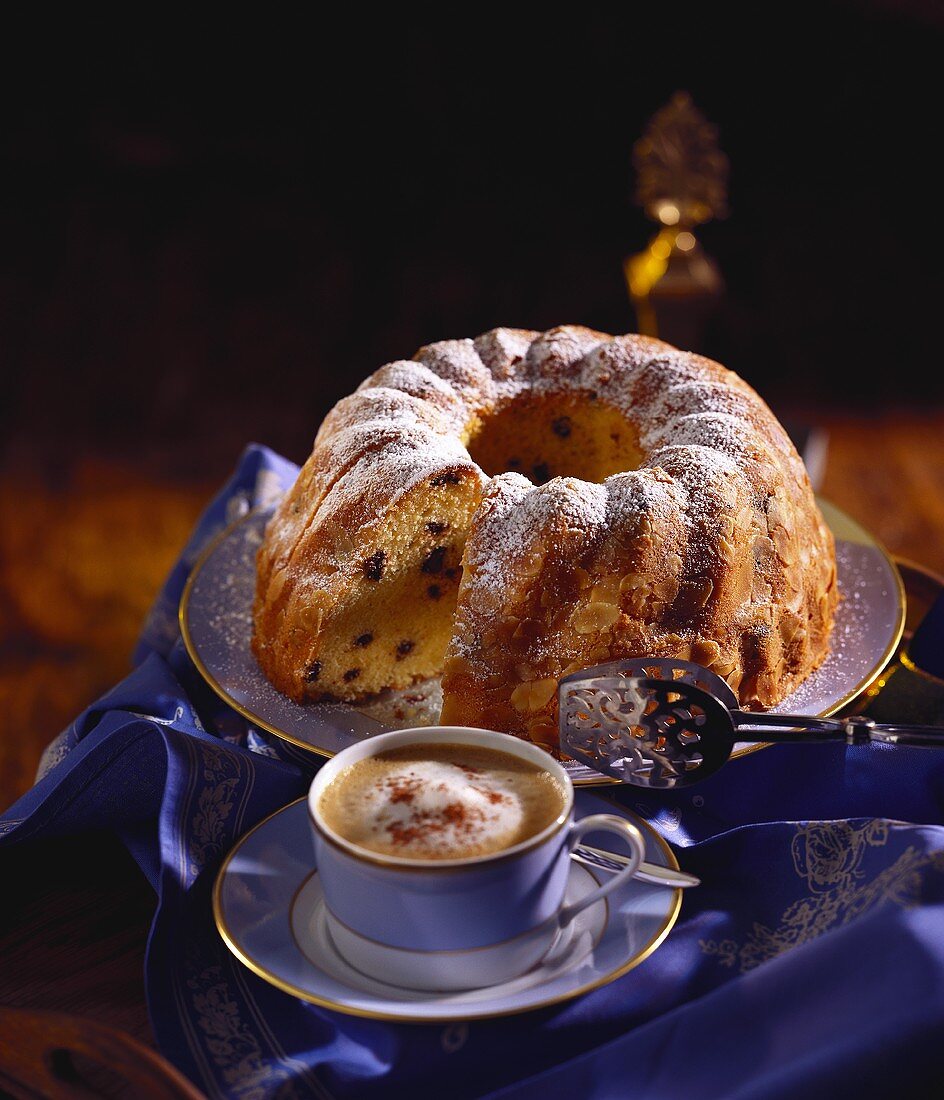 Vanille-Gugelhupf mit Schokoladenstückchen; Kaffee