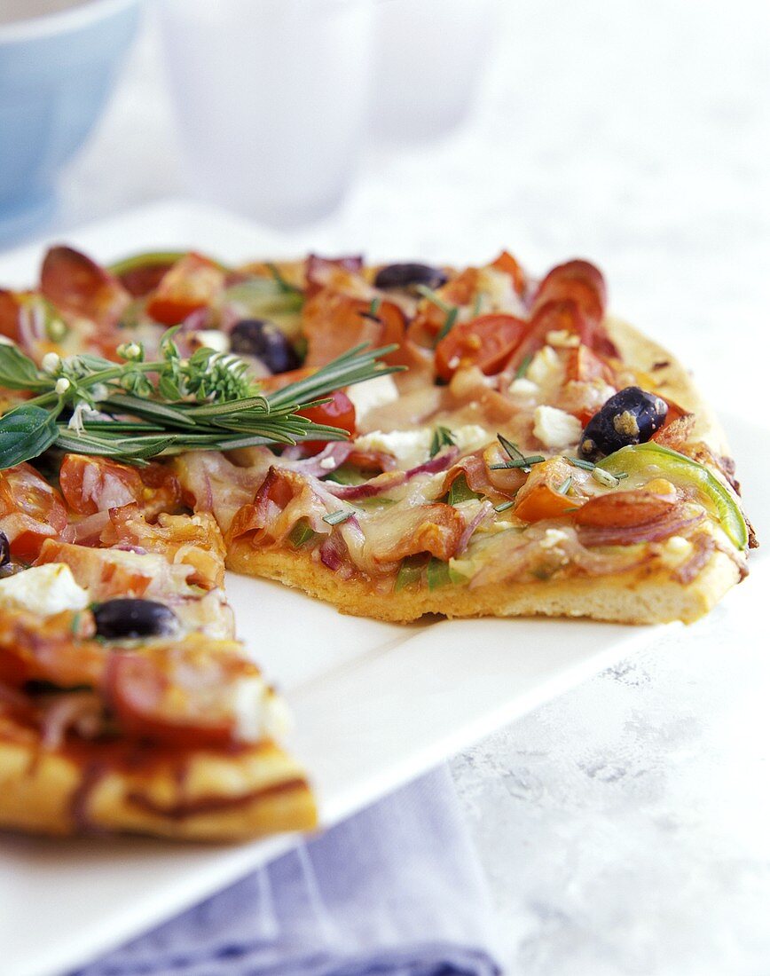 Pizza prosciutto (Pizza mit Schinken, Oliven & Paprika)