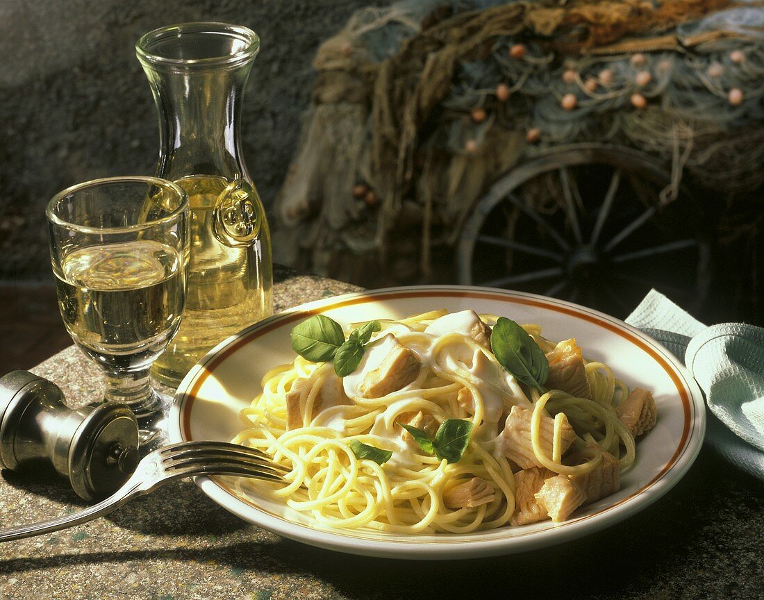 Spaghetti with salmon and fresh basil; White wine