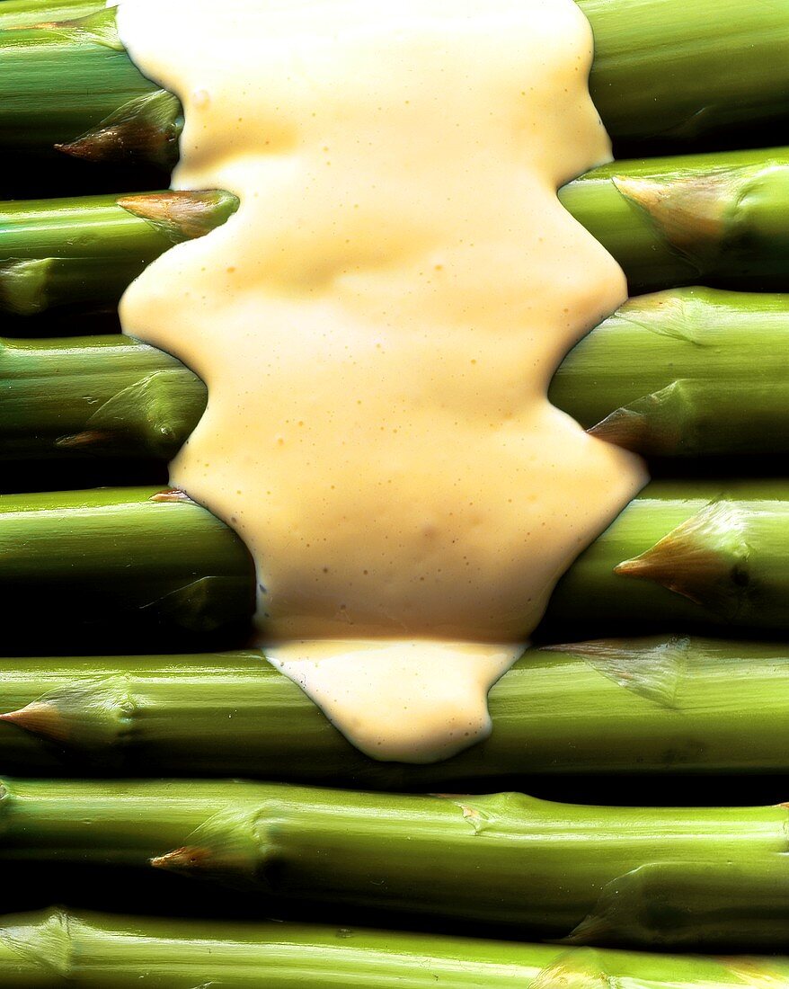 Green asparagus with hollandaise sauce (close-up)