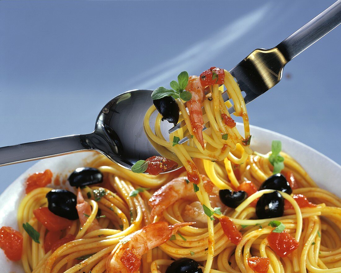 Spaghetti mit Oliven, Meeresfrüchten und Tomaten