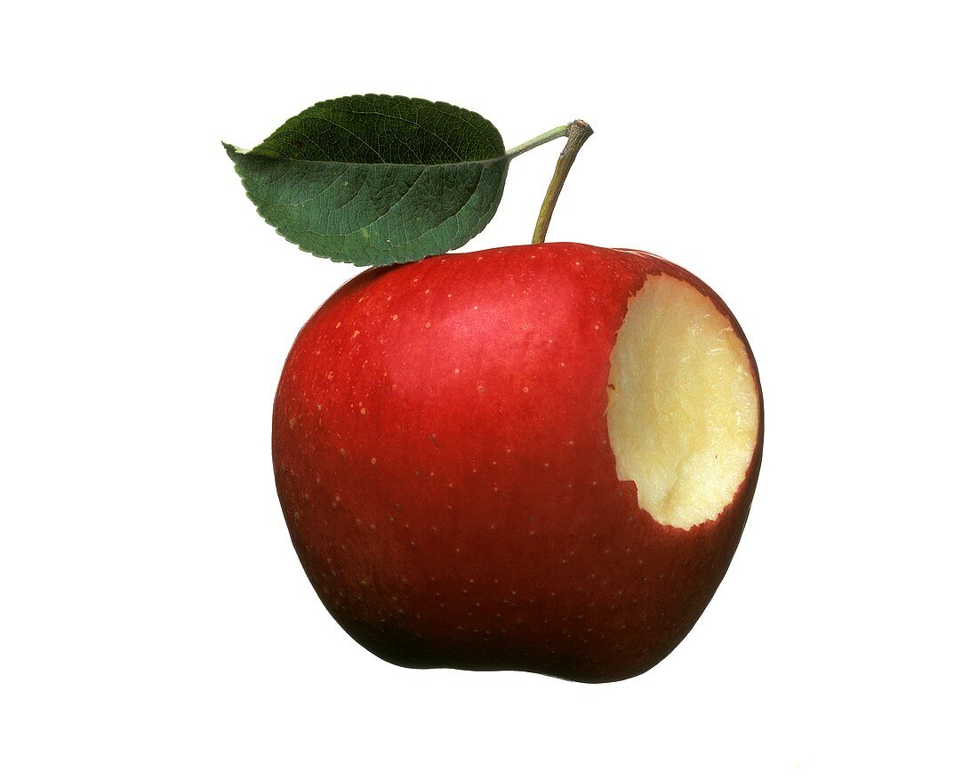 Ein angebissener roter Apfel mit Stiel und Blatt