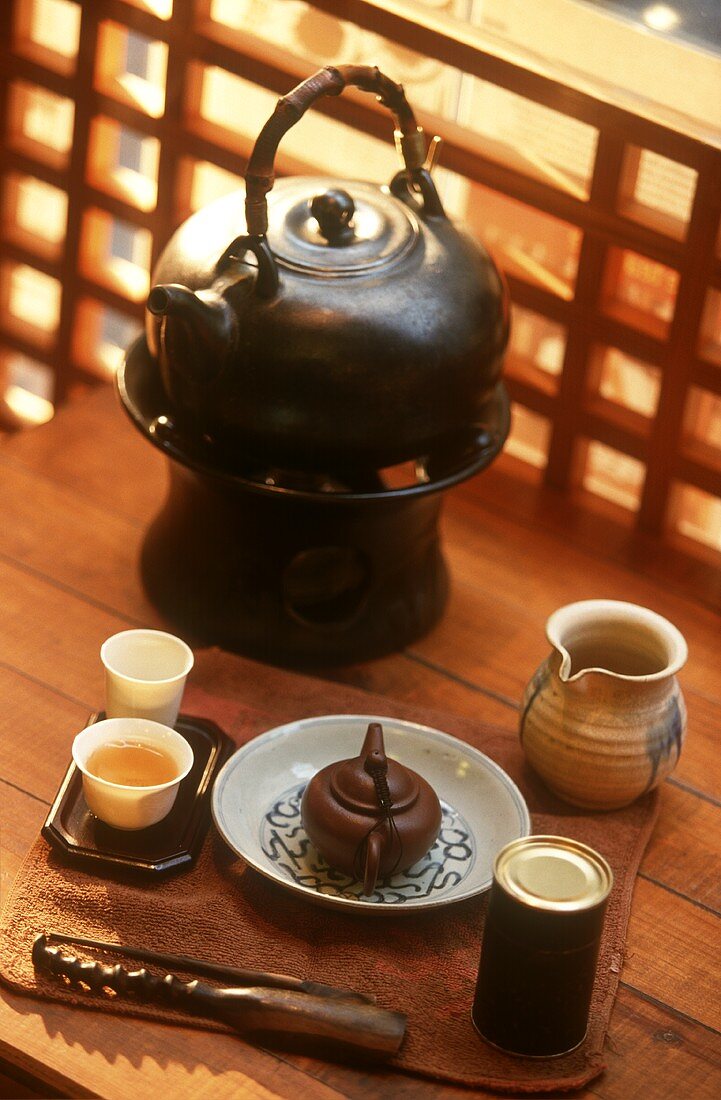 Teekanne und Tee auf Tablett für chinesische Teezeremonie Gong Fu Cha (La Maison de Trois The, Paris)