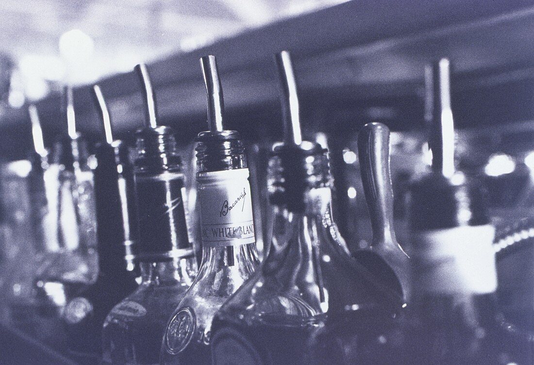 Flaschenhälse von Spirituosenflaschen