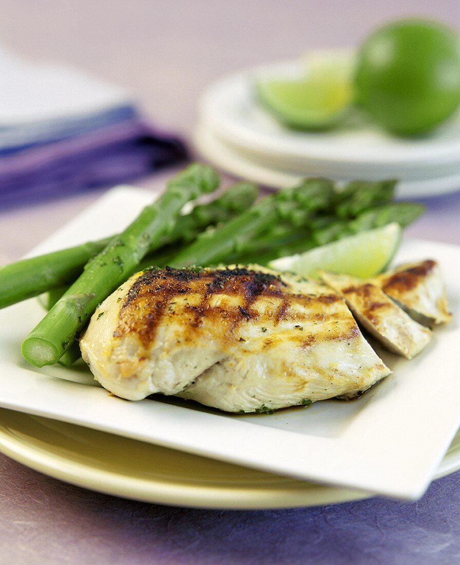 Gegrillte Hähnchenbrust mit grünem Spargel und Limetten