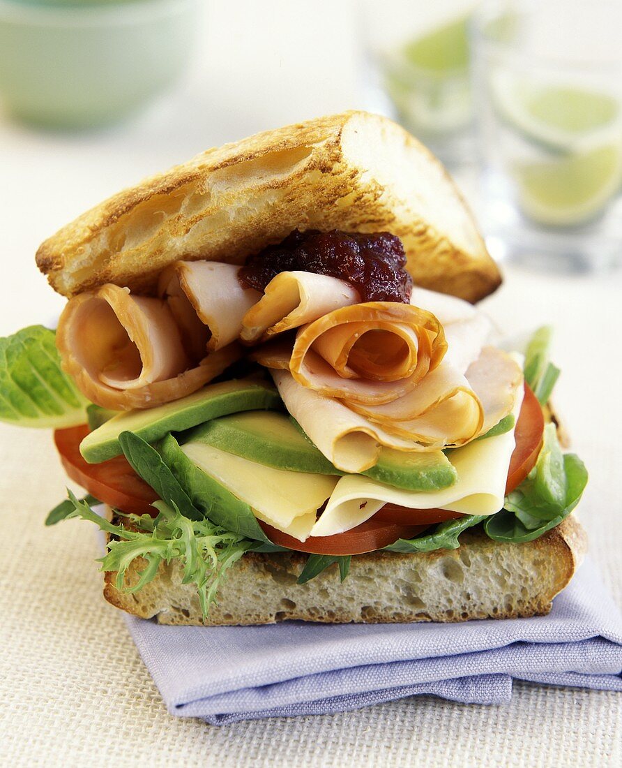 Ciabatta Sandwich mit Schinken, Avocado und Käse