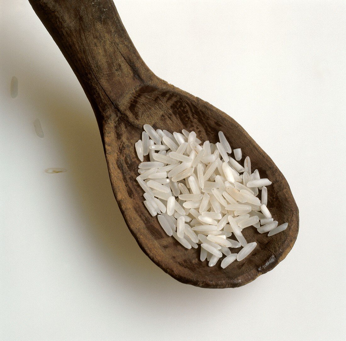 Langkorn-Kurzzeit-Reis auf Holzlöffel