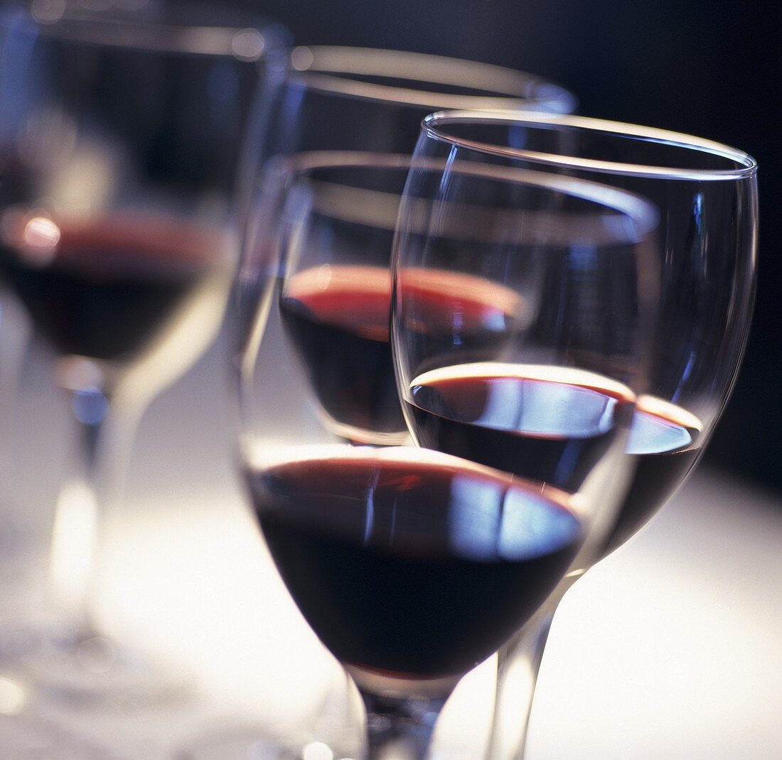 Bordeauxgläser, halb gefüllt mit Rotwein