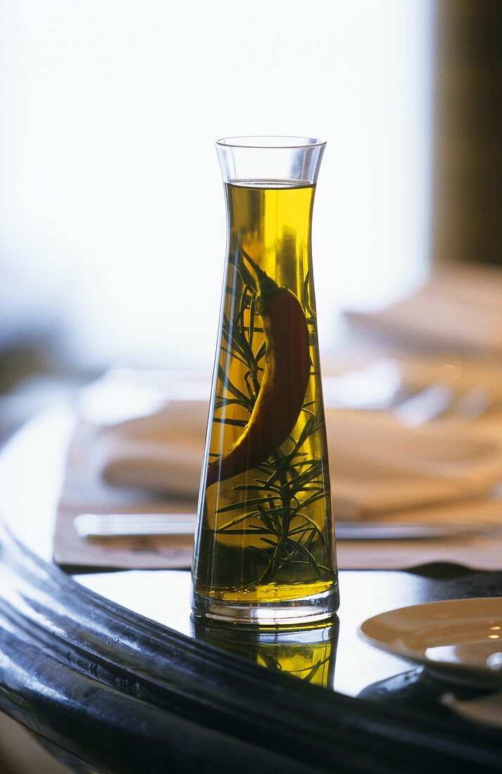 Olivenöl mit Chilischote und Rosmarin in Karaffe