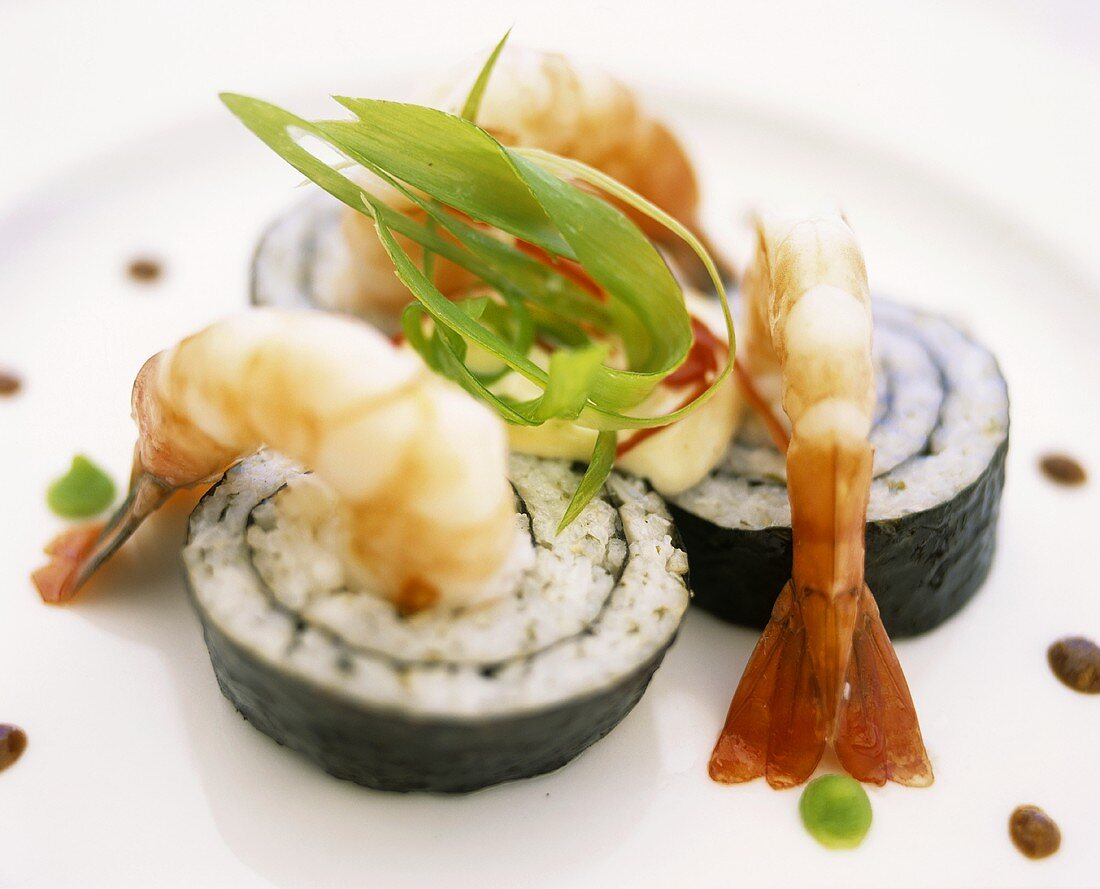 Maki-Sushi mit Garnelenschwänzen