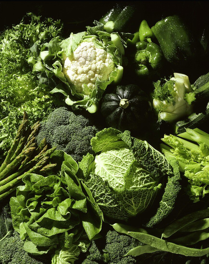 Verschiedene grüne Gemüsesorten (Kohl, Salat, Spargel etc.)