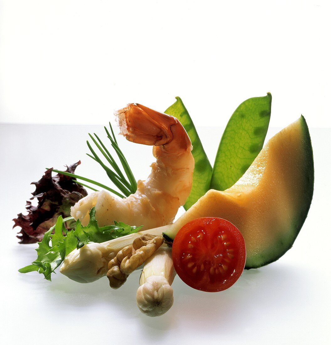 Stillleben mit Melone, Spargel, Zuckerschoten und Scampi