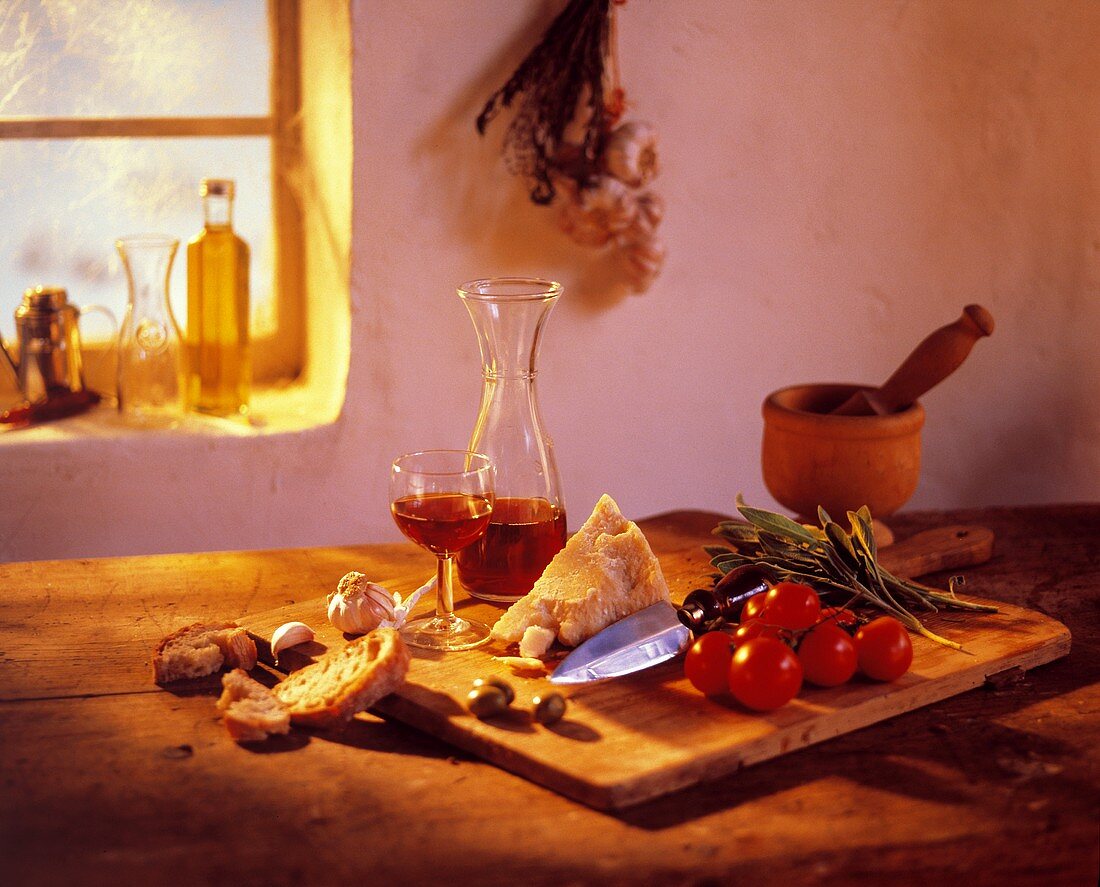 Italienisches Stillleben mit Parmesan, Tomaten, Rotwein etc.