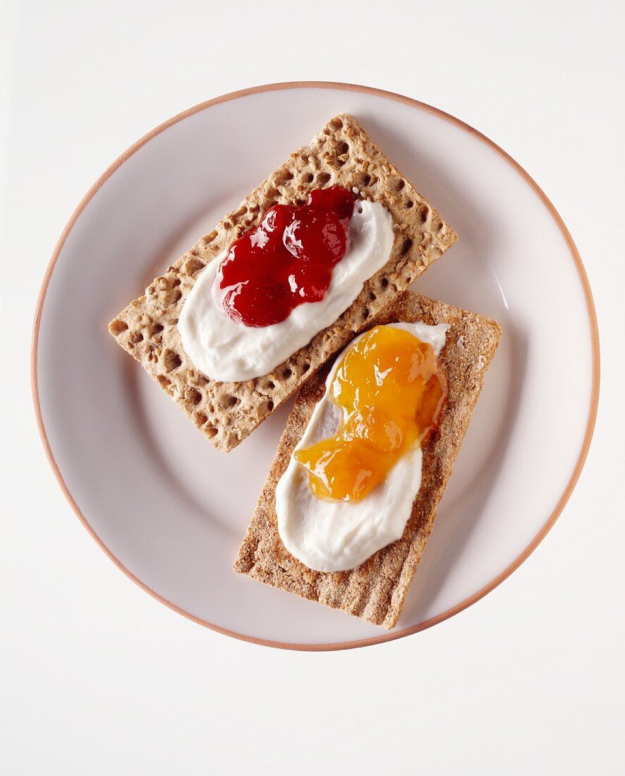 Two crisp breads with quark and jam