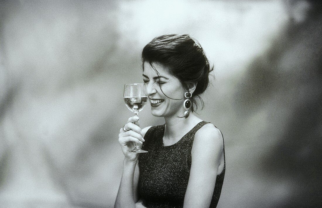 Frau mit einem Glas Weißwein