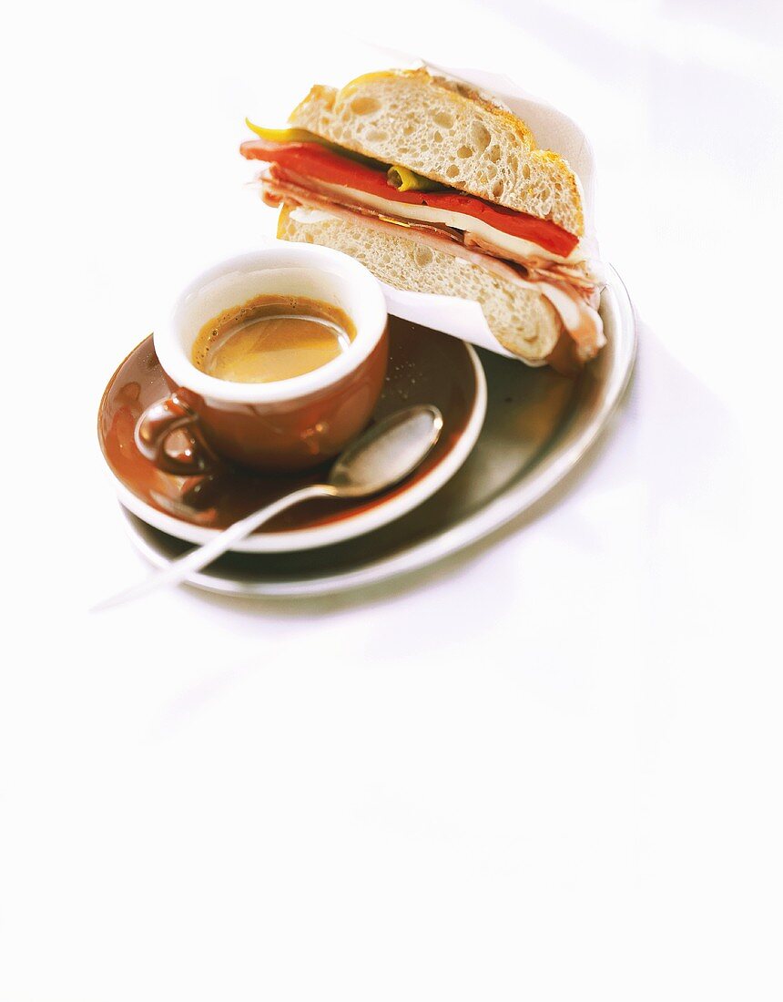 Espresso mit Sandwich auf einem Tablett