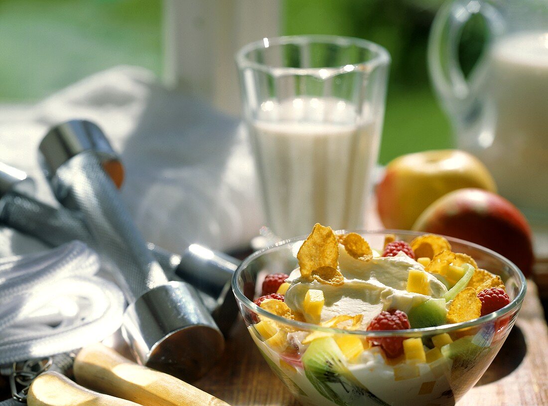 Quarkmüsli mit Cornflakes und Obst; Milch; Sportutensilien