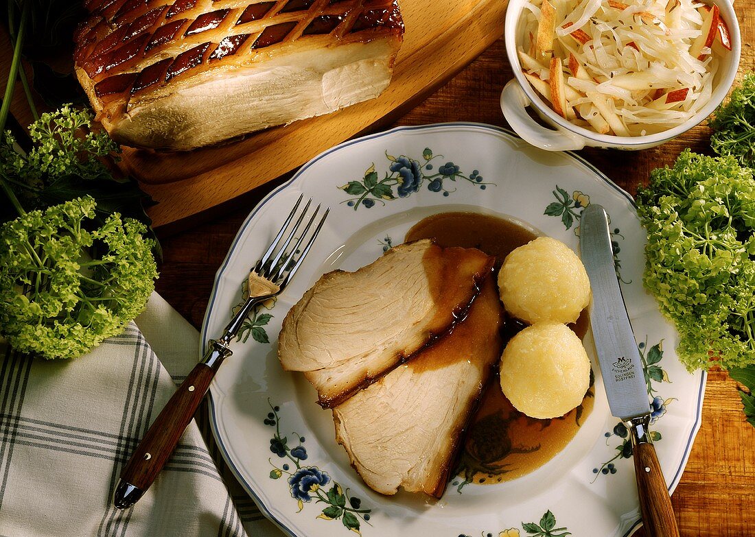 Schweinebraten mit Kartoffelklössen und Krautsalat