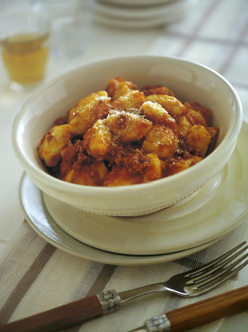 Gnocchi mit Hackfleischragout in weisser Schüssel