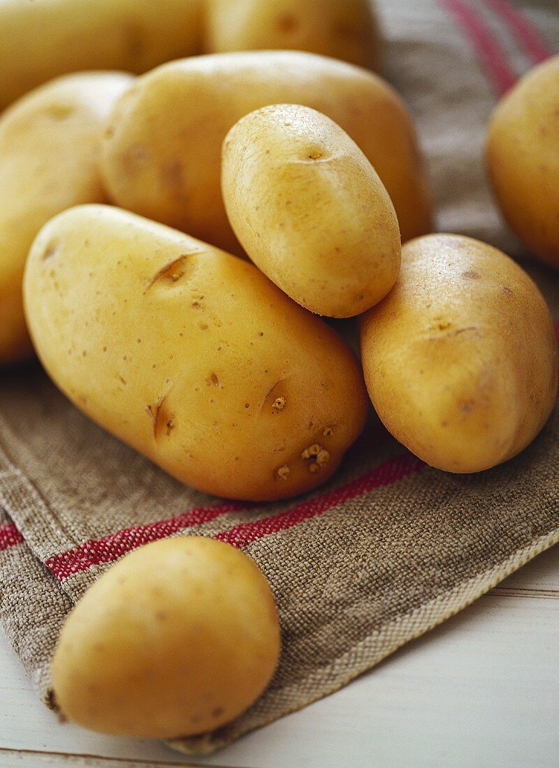 ,Kartoffeln auf einem Leinentuch