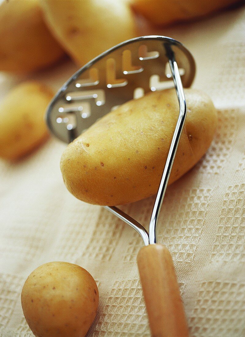 Kartoffeln mit Kartoffelstampfer
