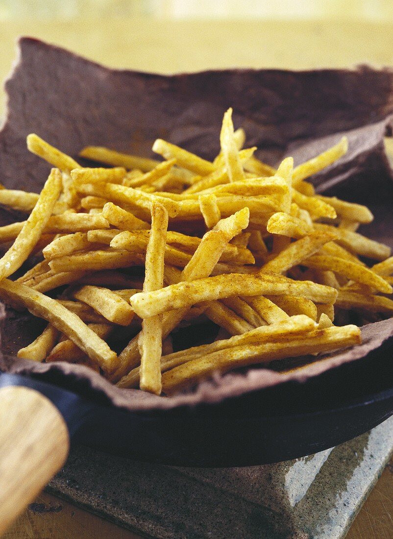 Pommes frites in einer Pfanne