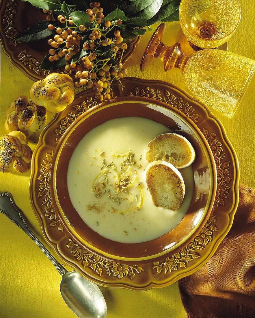 Biersuppe mit Kümmel, Ingwer und Brotscheiben