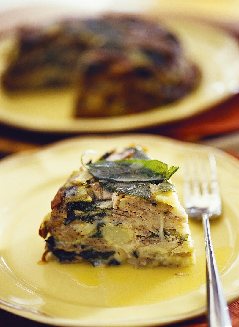 Ein Stück Nudeltorte (Pizzoccheri) mit Mangold und Salbei