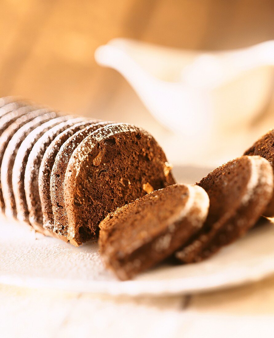 Plumcake mit Whisky, Mandeln und Puderzucker