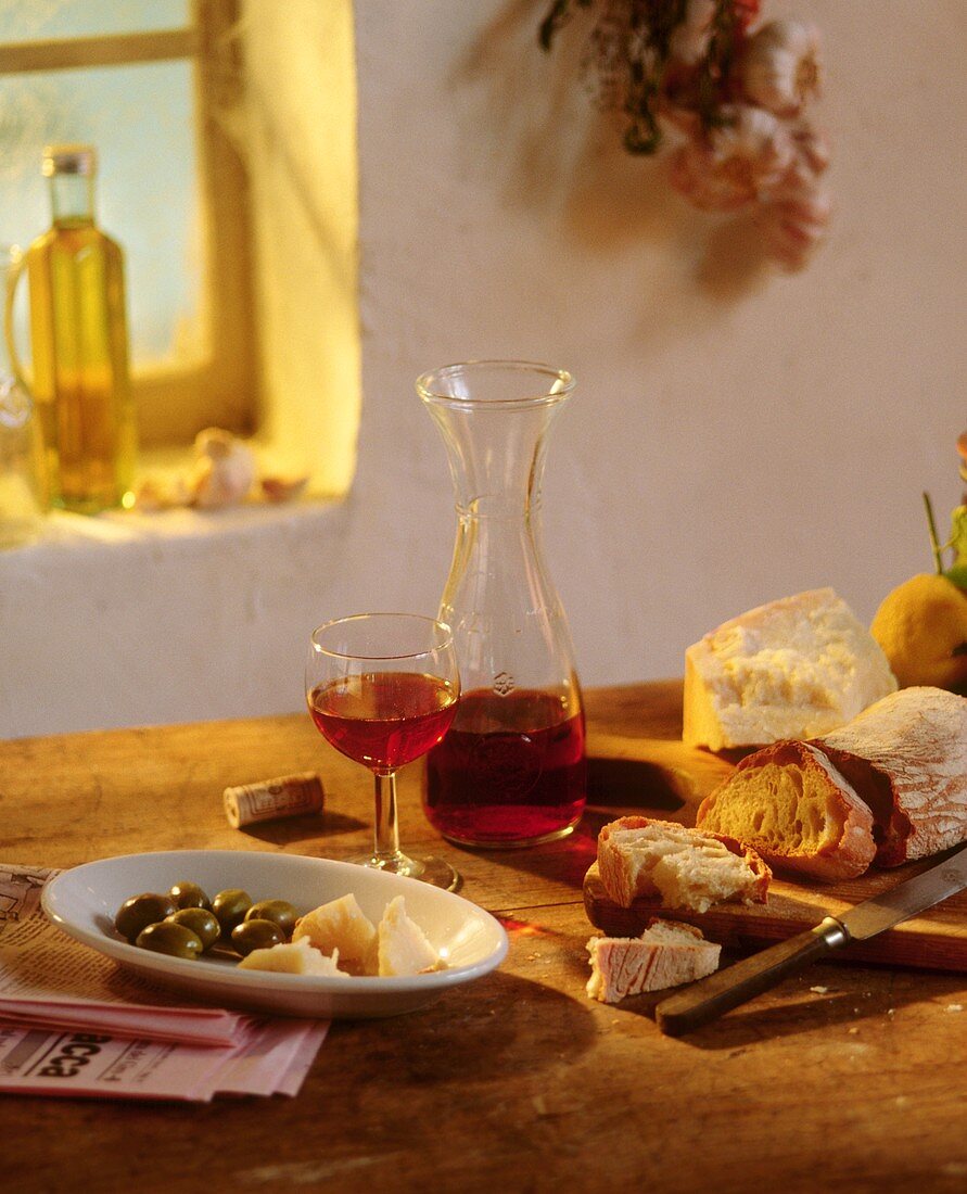 Italienisches Stillleben mit Brot, Oliven, Käse, Wein