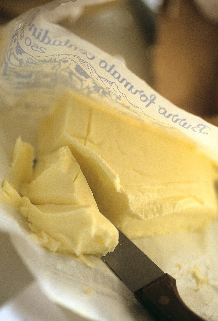 Italienische Butter auf Einwickelpapier