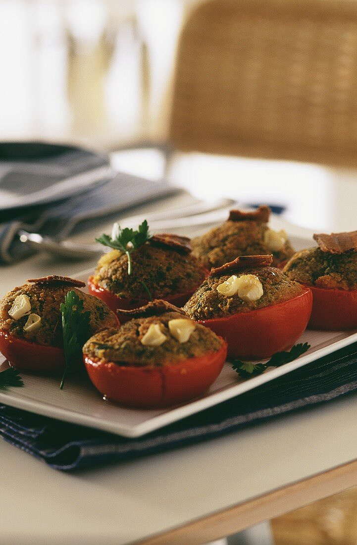 Gefüllte überbackene Tomaten auf weißem Tablett