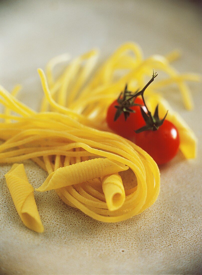 Stillleben mit Nudeln (Garganelli, Spaghetti) und Tomaten