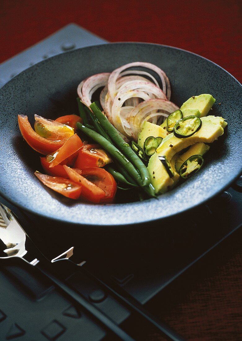 Gemüsesalat mit Tomaten, Bohnen, Zwiebeln und Avocados