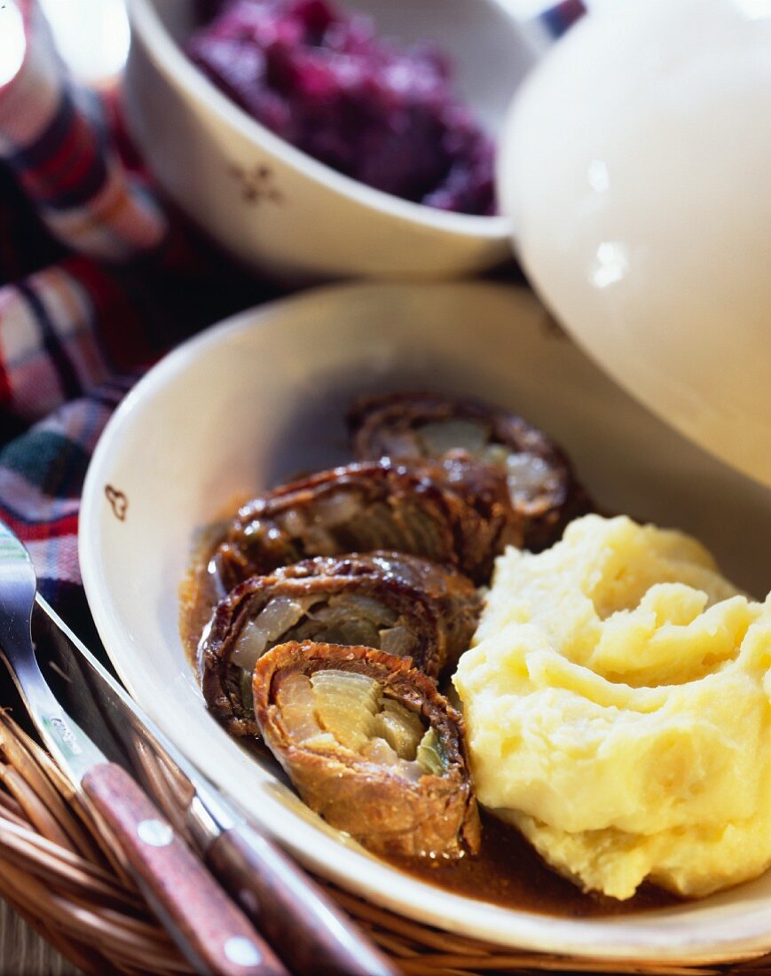 Rinderrouladen mit Kartoffelpüree und Rotkohl