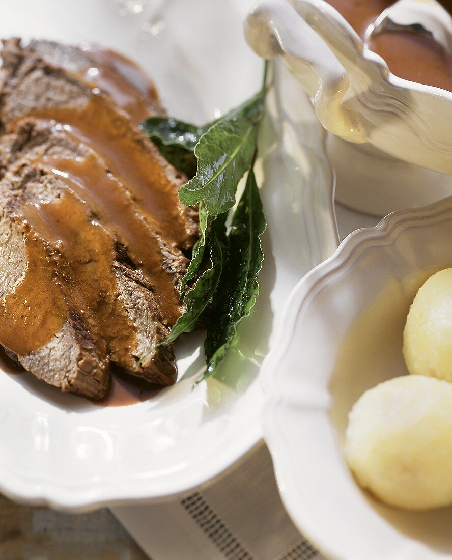 Sauerbraten mit Kartoffelklössen und Sauce