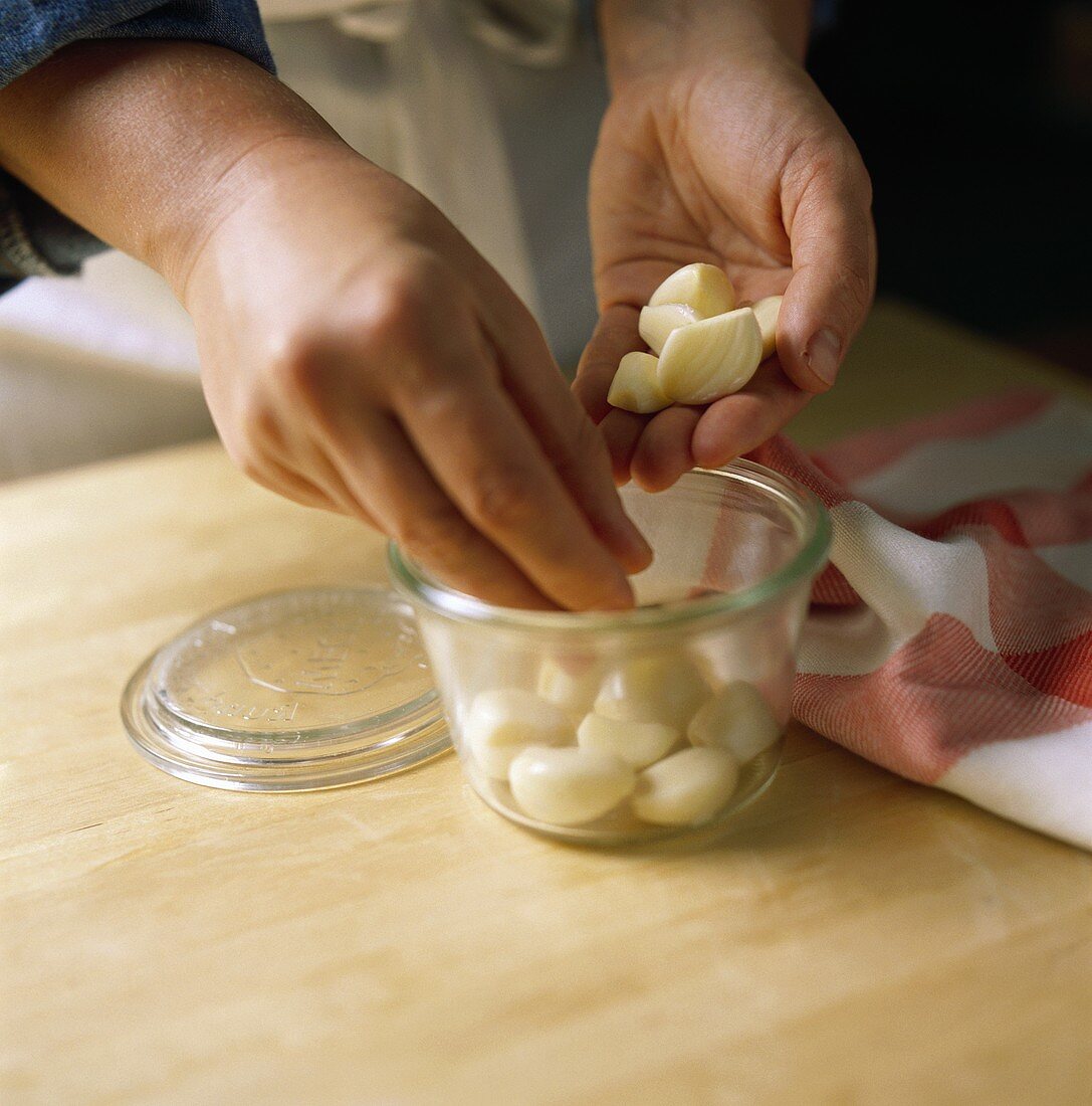 Bottling garlic