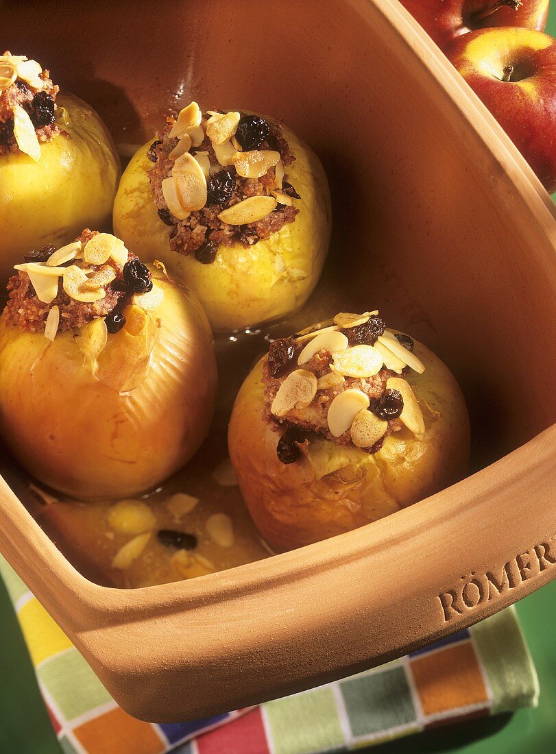 Baked apples with marzipan and almond stuffing in Römertopf