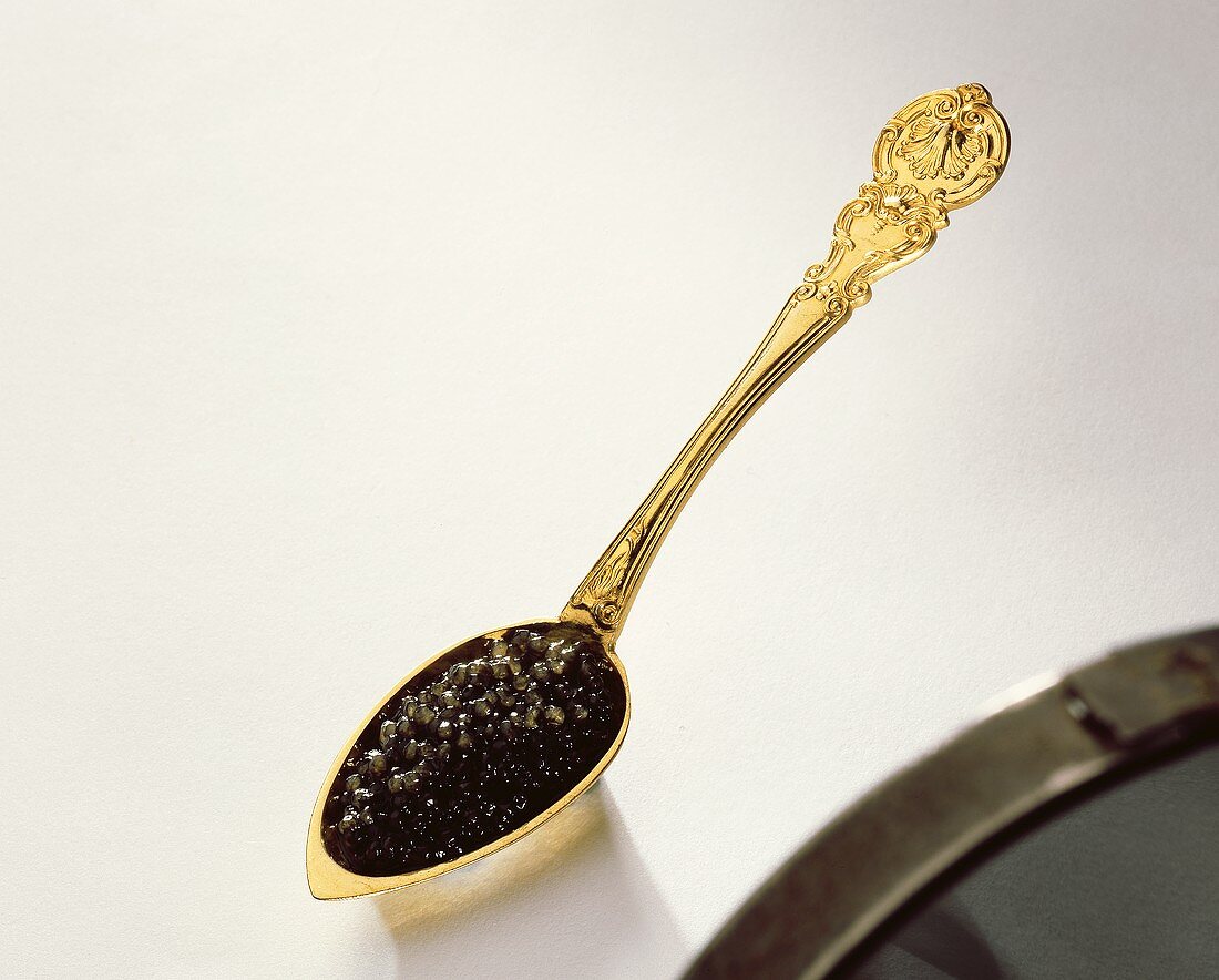 Kaviar auf goldenem Löffel