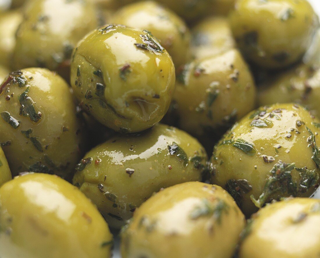 Bottled green olives (close-up)