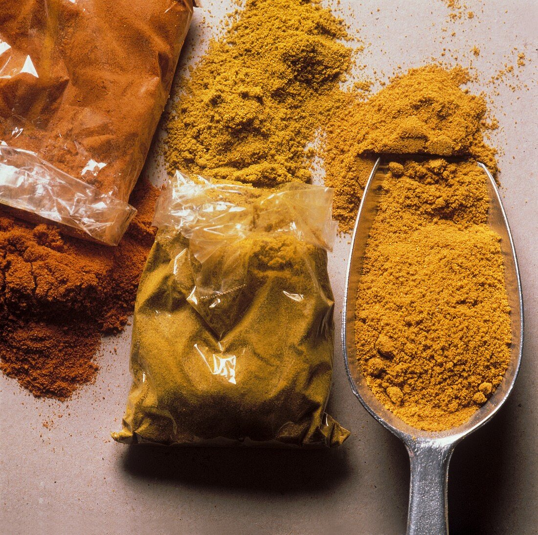 Currypulver in Säckchen und auf Schaufel