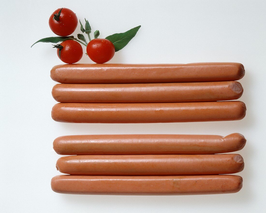 Wiener Würstchen, Kirschtomaten und Salbei