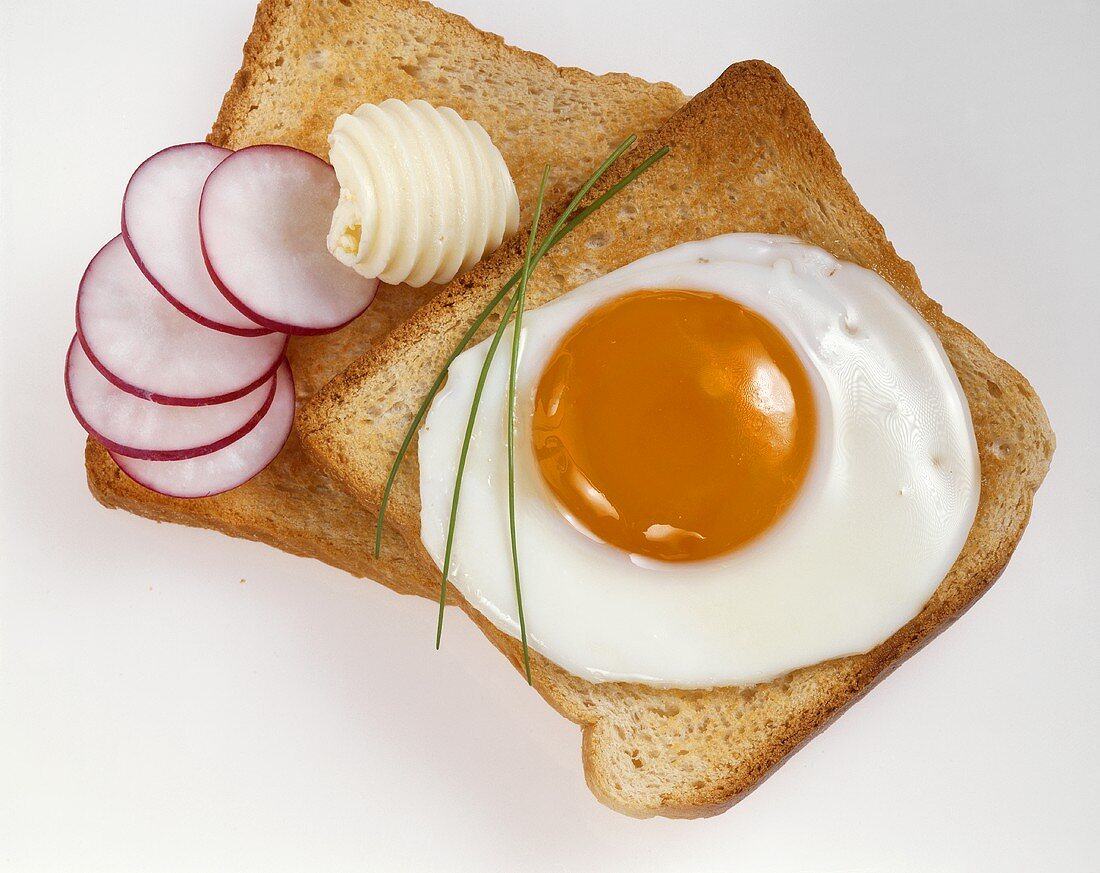 Toast mit Spiegelei, Radieschen und Butter