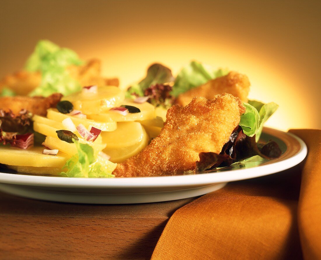 Fritiertes Hähnchen mit Kartoffelsalat