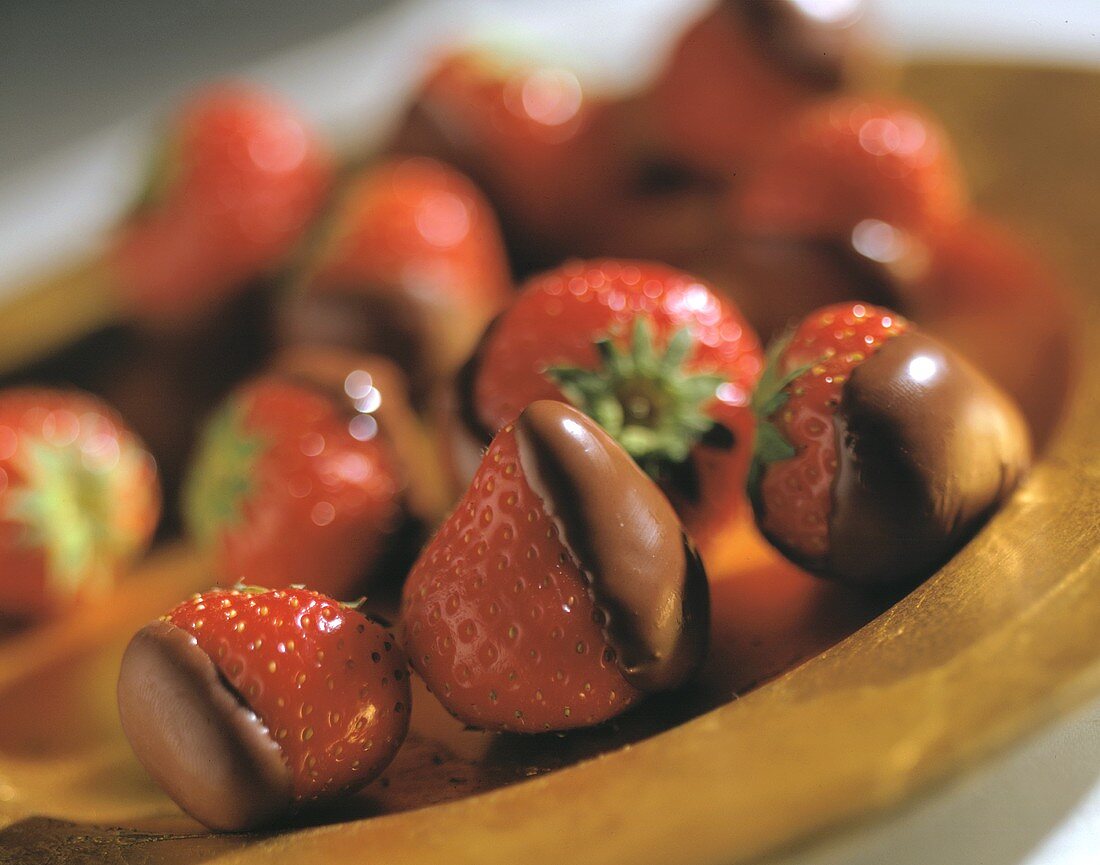 Erdbeeren, in Schokolade getunkt