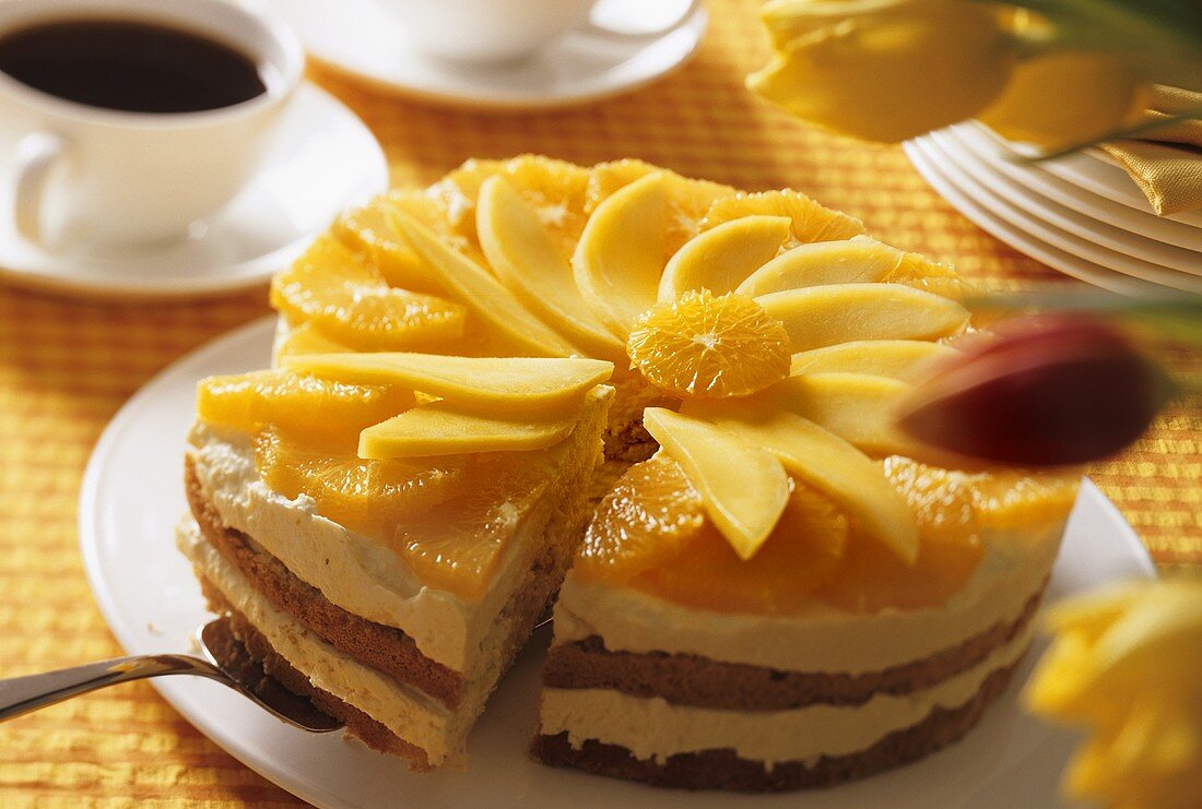 Mango-Orangen-Torte; Kaffee; Tulpen