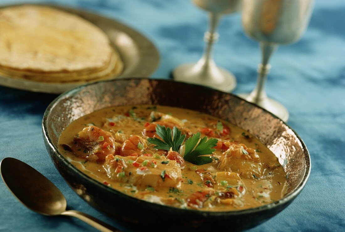 Fischcurry mit Garnelen in einer Schüssel